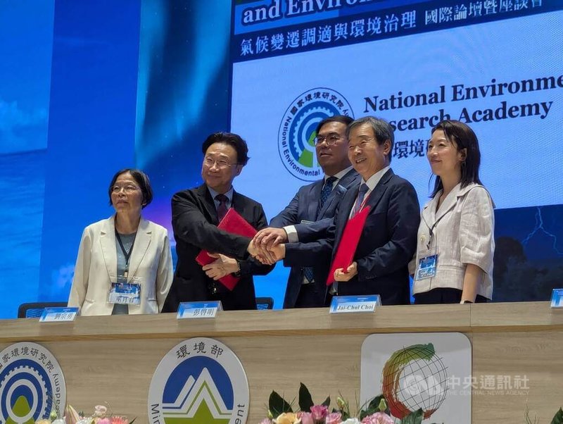 環境部國家環境研究院9日與韓國氣候變遷中心簽署合作備忘錄,未來將就氣候教育與公共參與、氣候政策研究與策略發展、氣候調適與知識共享等面向進行合作。環境部長彭啓明(中)、國環院長劉宗勇(左2)等人出席見證。中央社記者張雄風攝 114年9月9日