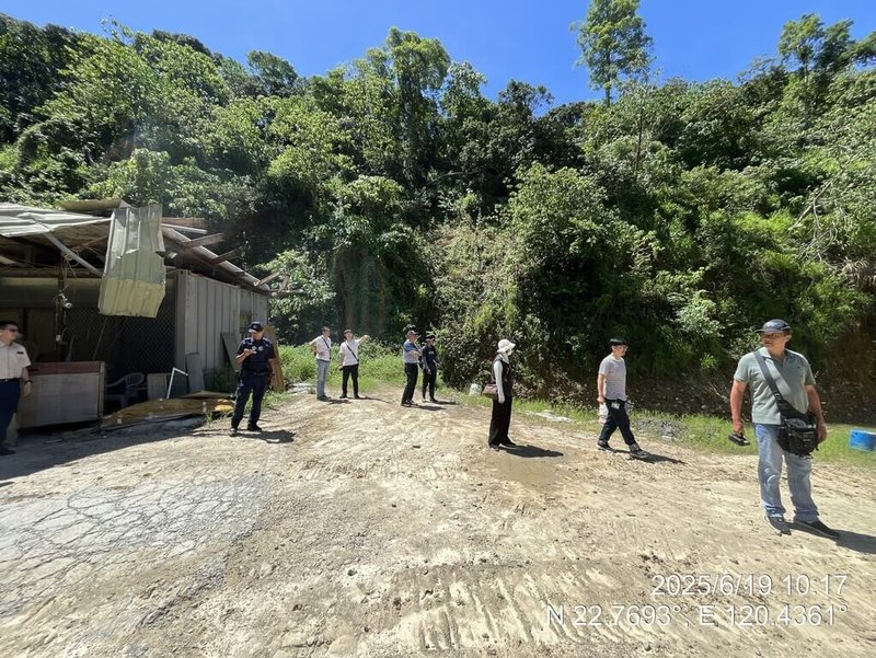 高雄市大樹區統嶺段603地號為水利局列管違規地號,是山坡地農牧用地的非合法堆置場,環保局6月間會同相關單位聯合勘查時發現有土方堆置情形,水利局依法再裁罰土地所有人並移送法辦。(高雄市環保局提供)中央社記者張已亷傳真 114年9月9日