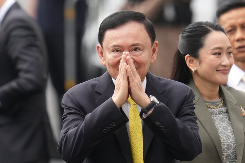 泰國最高法院9日裁定，前總理戴克辛（中）不當逃避服刑，必須重新入獄服刑1年，再度打擊主宰泰國政壇長達20年的戴克辛家族。（美聯社）