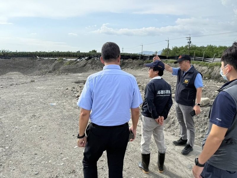 高雄市副市長林欽榮(前左2)8日率領跨局處小組,包括警察局、農業局、地政局、環保局、經發局等主管,聯合查勘美濃新吉洋段及成功段遭盜採土石農地,依各局處權管與行政手段,啟動「密集地毯式巡查」。(高雄市經發局提供)中央社記者林巧璉傳真 14年9月9日