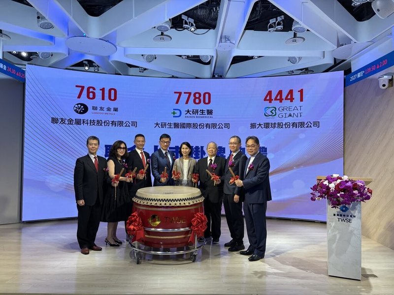 成衣廠振大環球9日掛牌上市，董事長許公任（左4）參加證交所舉辦的聯合掛牌儀式。（振大環球提供）中央社記者曾仁凱傳真　114年9月9日