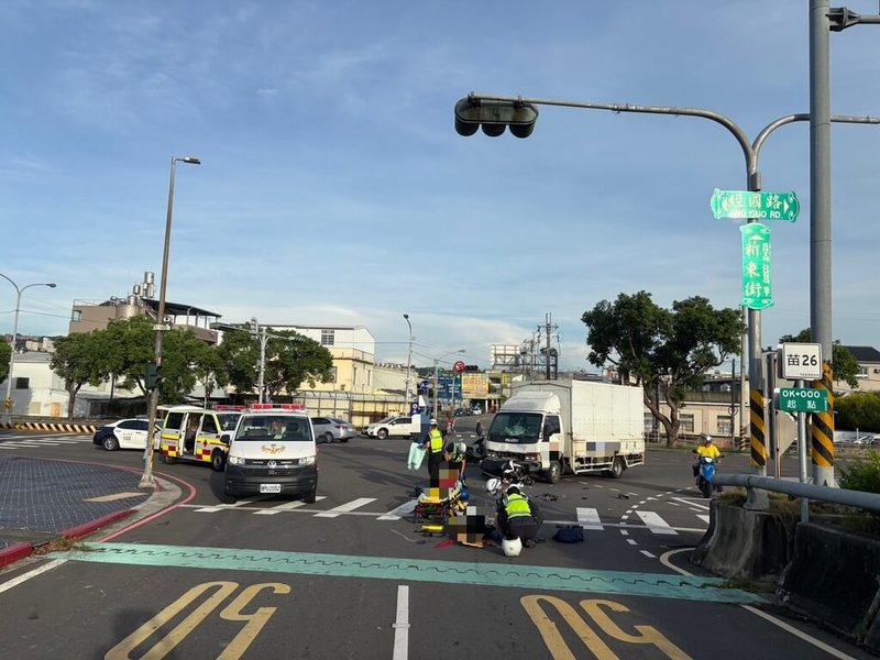 苗栗市經國路與新東大橋路口9日發生大貨車與機車碰撞交通事故，蔡姓駕疑未遵守號誌左轉，撞上對向直行機車，導致機車騎士及後座乘客受傷送醫。（民眾提供）中央社記者管瑞平傳真　114年9月9日