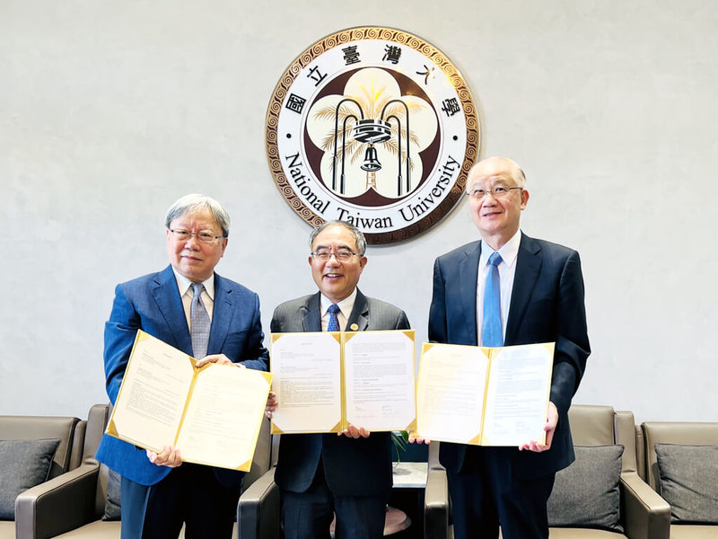 辛耘企業董事長謝宏亮（左）捐助經費支持台大先進生醫研究中心與醫學院台法精準醫學與癌症研究中心，與台大校長陳文章（中）、台大先進生醫研究中心主任楊泮池（右）合影。（台大提供）中央社記者許秩維傳真　114年9月9日