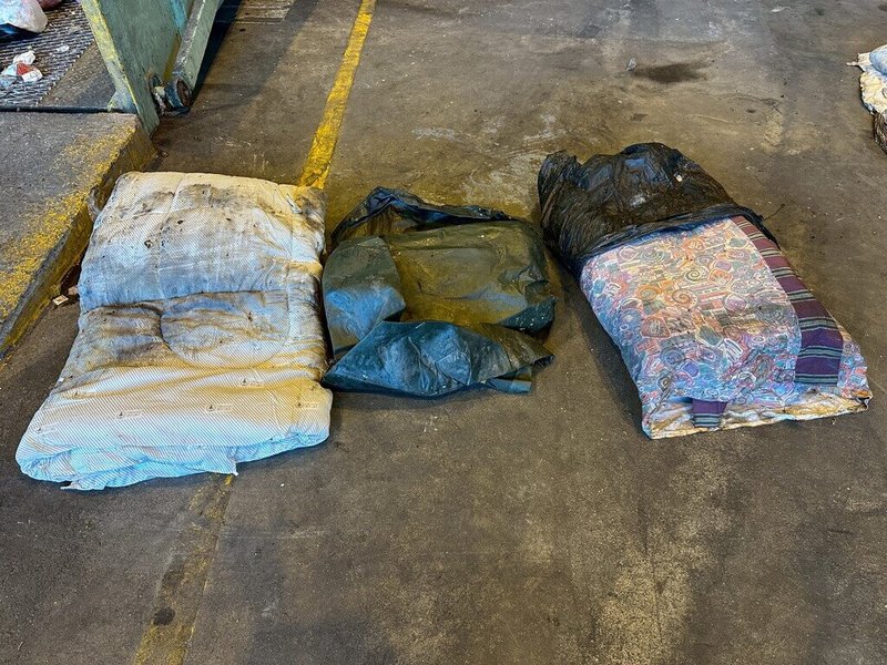 台東縣環保局9日表示，民眾若要將不用的棉被、枕頭直接丟進垃圾車收運，需裁切成長寬高各45公分以內，或折疊成45公分以內尺寸並綁緊固定，再交給垃圾車收運；若無法裁切，可撥打鄉鎮市清潔隊電話預約，由清潔隊協助清運。（台東縣政府提供）中央社記者李先鳳傳真　114年9月9日
