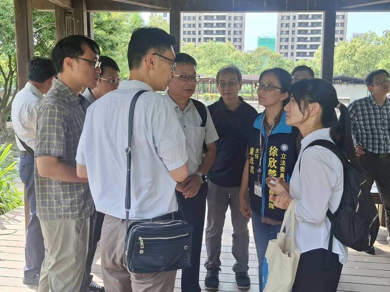 新竹縣竹北市近期發生數起空氣異味問題，國民黨立委徐欣瑩9日除召開協調會討論對策，辦公室團隊成員與相關單位並至水圳公園會勘空氣品質監測車放置點，預計10日啟動監測。（徐欣瑩提供）中央社記者郭宣彣傳真　114年9月9日