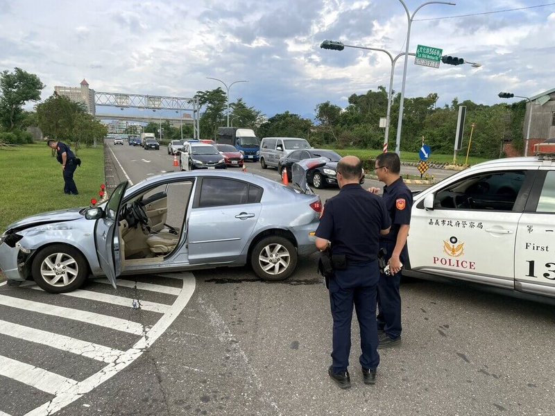 孫姓男子9日下午駕駛贓車且車上藏放多樣毒品,行經嘉義市博愛路段遇警攔查,當場駕車衝撞員警,警持槍朝車開12槍,並壓制孫男。(警方提供)中央社記者黃國芳傳真 114年9月9日