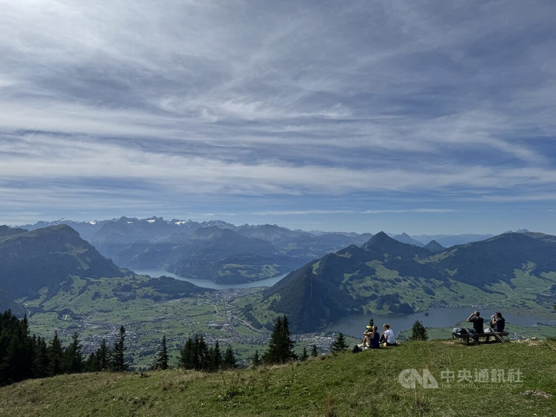 瑞士年輕人約會時,相約一起去爬山和燭光晚餐一樣受歡迎。登山時,沿路可見許多人雙雙對對。中央社記者郭芳君瑞士攝 114年9月9日