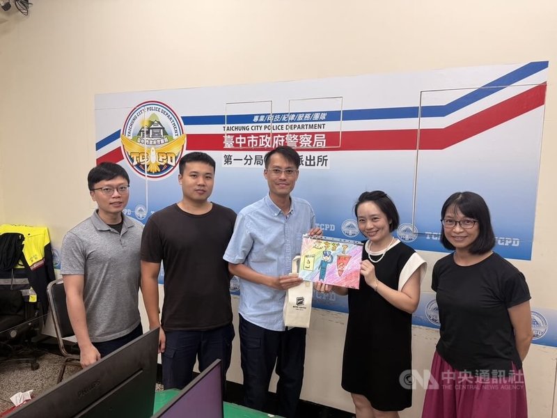 台中1名國小女童,曾在放學過馬路時,因車流不斷遲遲無法通過馬路,1名員警經過見狀上前指揮交通,讓女童深深銘記,日前手繪圖畫由校方轉交派出所致謝。(翻攝照片)中央社記者蘇木春傳真 114年9月9日