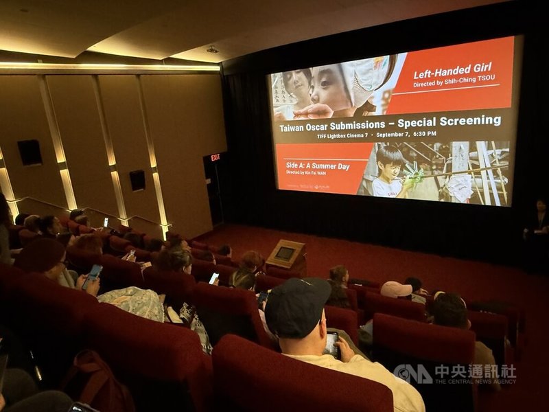 代表台灣進軍奧斯卡奬的兩部電影短片「A面-我的一天」及長片「左撇子女孩」，在多倫多影展以特別放映會啟動國際造勢。中央社記者胡玉立多倫多攝　114年9月9日
