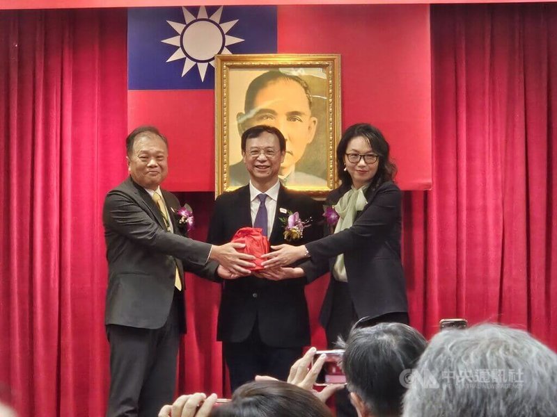 衛生福利部中央健康保險署9日舉行署長交接布達典禮 ,由衛生福利部長石崇良(中)擔任監交,代理署長龐一鳴(左)將印信交給新任署長陳亮妤(右)。中央社記者陳婕翎攝 114年9月9日