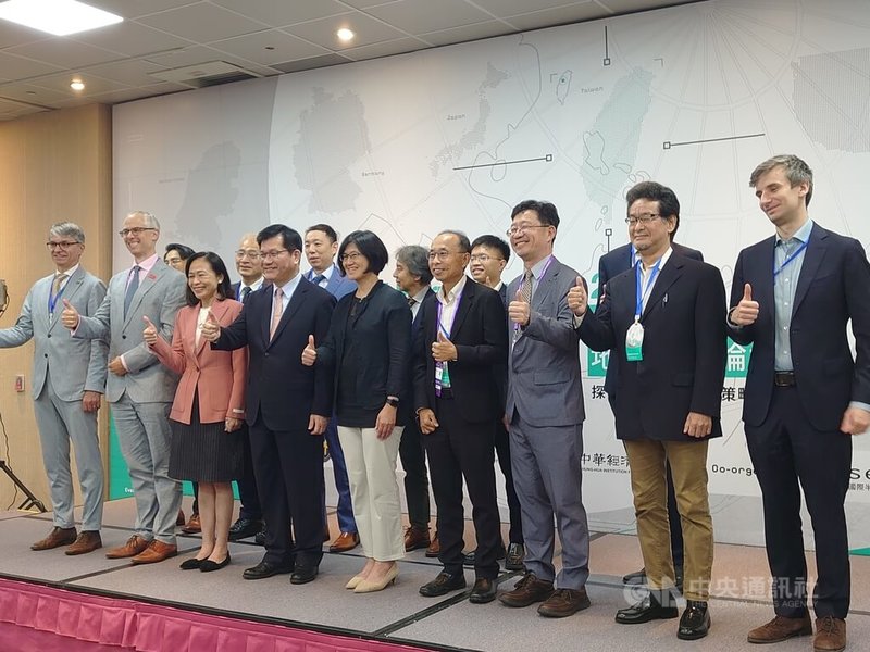 外交部長林佳龍（前左4）9日出席半導體與地緣政治論壇，表示只有與台灣合作，自由世界才能建立可信任的供應鏈，這是推進AI發展第一步，也是最重要的一步。中央社記者張建中攝　114年9月9日