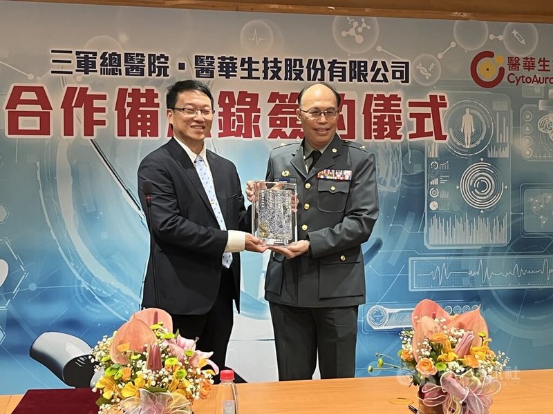 三軍總醫院9日與醫華生技公司簽署合作備忘錄，宣布共同推動AI數位病理與癌症篩檢新技術，醫華生技董事長黃忠諤（左）與三總院長陳元皓（右）合影。中央社記者陳婕翎攝　114年9月9日