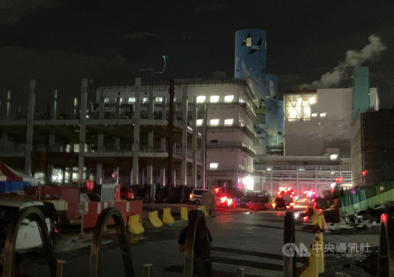 高雄興達發電廠9日晚間發生火警,目前明火已滅、無人傷亡。市府環保局表示,已要求電廠暫停新燃氣機組試車,待檢視完成才准予啟動。中央社記者張已亷攝 114年9月9日