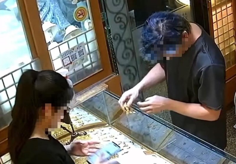 40歲馬來西亞籍溫姓男子(右)逾期停留,8日晚間到新竹市間銀樓佯稱要購買金項鍊,趁老闆不注意順勢拿取桌面上的金項鍊後逃逸,警方獲報後調閱監視器畫面分析逃逸路線,在桃園一間旅館成功逮人送辦。(警方提供)中央社記者魯鋼駿傳真 114年9月9日
