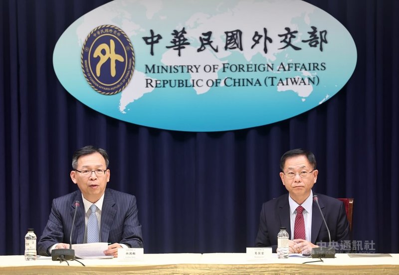 外交部與交通部9日在外交部舉行「2025年『聯合國』(UN)暨『國際民航組織』(ICAO)推案記者會」,外交部常務次長葛葆萱(右)及交通部常務次長林國顯(左)出席,說明推動參與UN及ICAO相關規畫。中央社記者張皓安攝 114年9月9日
