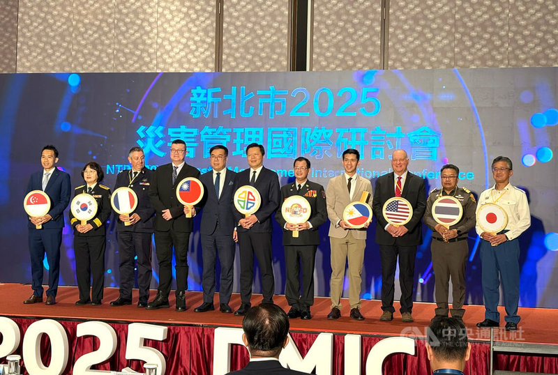 新北市政府9日舉行災害管理國際研討會,由副市長朱惕之(左6)主持,邀請法國、美國、日本、韓國、新加坡等7國代表分享智慧防救災經驗,環境部長彭啓明(左5)也出席與會。中央社記者曹亞沿攝 114年9月9日