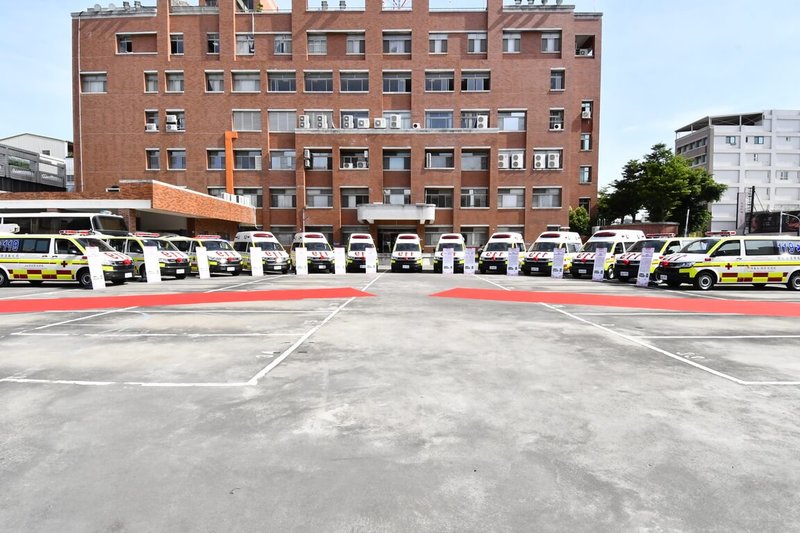 彰化縣消防局9日舉辦救護車聯合捐贈儀式,由彰化縣長王惠美代表接受民間捐贈的13輛救護車,總金額近5000萬,消防局表示,去年和今年共獲得32輛救護車,總金額高達1億多元。(彰縣府提供)中央社記者吳哲豪傳真 114年9月9日