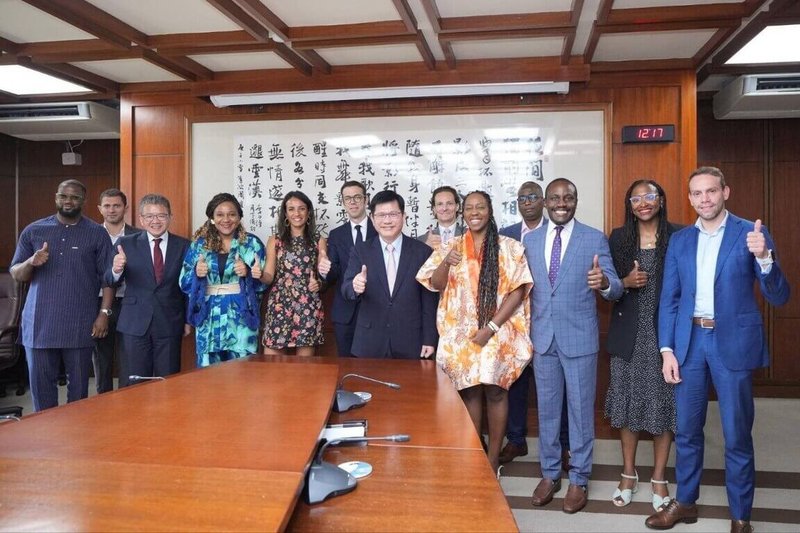外交部長林佳龍(前右5)於8日接見「法國-非洲基金會」(French-African Foundation)青年領袖代表團一行10人。(外交部提供)中央社記者楊堯茹傳真 114年9月9日