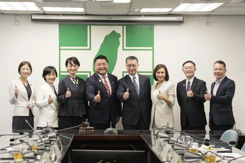 民進黨秘書長徐國勇（右4）、民進黨立委邱議瑩（右3）、李坤城（右2）9日在民進黨中央黨部接見日本立憲民主黨訪團。（民進黨提供）中央社記者葉素萍傳真 114年9月9日