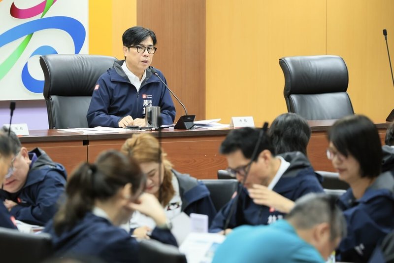 高雄市長陳其邁(後)9日在市政會議中表示,高雄市截至8日已連7天未新增登革熱個案,但疫情發生區域經社區防治後仍持續孳生病媒蚊,指示該區域應持續環境掃蕩、配合噴藥,並擴大防治範圍,落實防疫。(高雄市政府提供)中央社記者蔡孟妤傳真 114年9月9日