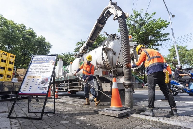 南投縣環保局9日在南投市南崗二路演練道路溝渠清淤，市公所派出「抽吸兩用清溝車」，利用高壓水柱沖刷道路側溝，同時啟動抽吸功能將淤泥、落葉、雜物吸入車內收集槽，避免堵塞而淹水。（南投縣政府提供）中央社記者蕭博陽南投縣傳真  114年9月9日