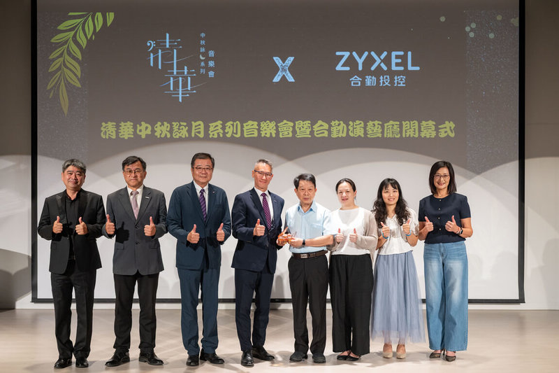國立清華大學配合校內合勤演藝廳整修後升級重啟,將舉辦「清華中秋詠月系列音樂會」,邀音樂名家與清華師生同台共演。圖為清華音樂系主任李威龍(左起)、副校長張祥光、副校長呂平江、校長高為元、合勤集團董事長朱順一及清華藝術學院長暨音樂廳總監張芳宇(右)等人合影。(清華大學提供)中央社記者魯鋼駿傳真 114年9月9日