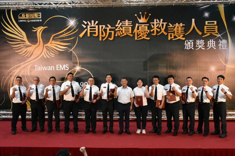 內政部消防署9日選在99救護日表揚79名績優救護人員,包括為救溺水者殉職的消防員吳恩碩,由吳恩碩遺孀(右6)代表受獎。(消防署提供)中央社記者黃麗芸傳真 114年9月9日