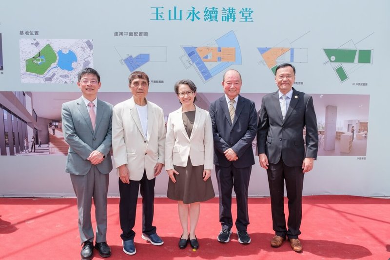 台北大學「玉山永續講堂」9日舉行動土祈福典禮,圖為副總統蕭美琴(中)、日本建築大師安藤忠雄(左2)、玉山銀行創辦人黃永仁(右2)、董事長黃男州(左1)、台北大學校長林道通(右1)。(玉山金控提供)中央社記者呂晏慈傳真 114年9月9日