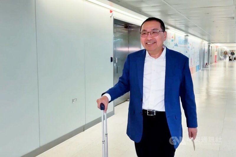率團出訪歐洲的新北市長侯友宜9日搭機返台表示，新北市政府將借鏡他人長處，再運用台灣長者文化形塑更好的失智照護社區。中央社記者吳睿騏桃園機場攝　114年9月9日