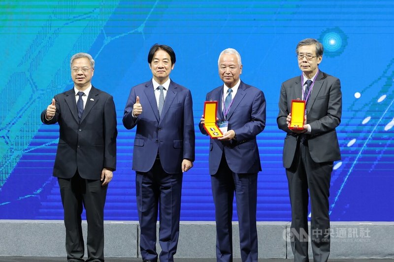 總統賴清德(左2)9日出席晶鏈高峰論壇,頒發「經濟部專業獎章」給日本自民黨半導體戰略推進議員聯合會名譽會長甘利明(右2),以及台積電董事長魏哲家,由於魏哲家無法親自前來領獎,由台積電執行副總經理暨共同營運長秦永沛(右)代理受獎。左為經濟部長龔明鑫。中央社記者翁睿坤攝 114年9月9日