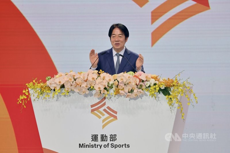 運動部9日在台北掛牌成立,總統賴清德在運動部揭牌暨布達典禮上致詞時表示,打造運動生態鏈,讓每名選手在不同階段持續貢獻,實現夢想,也在國際舞台為國爭光,凝聚全國民眾,且退役後仍持續貢獻體壇,圖為賴清德致詞時為台灣體育鼓掌加油。中央社記者王飛華攝 114年9月9日