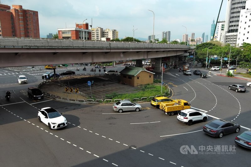 台北市交通局日前宣布「羅斯福路與基隆路口交通安全改善工程」13日將動工,預計先封填地下道(44天)、再拆圓環(21天),改為正交路口,估11月下旬完工,評估有減少6成事故潛力。圖為公館圓環現況。中央社記者吳家昇攝 114年9月9日