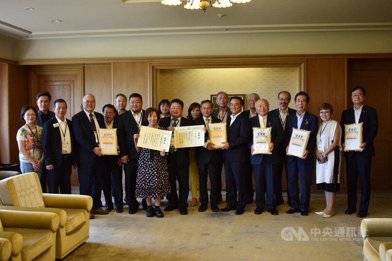因應日本缺米且米價上漲,台灣民間團體組織訪問團,捐贈台灣稻米「台南11號」給前日本首相安倍晉三的家鄉山口縣,並在山口縣廳合影。中央社記者高華謙攝 114年9月9日