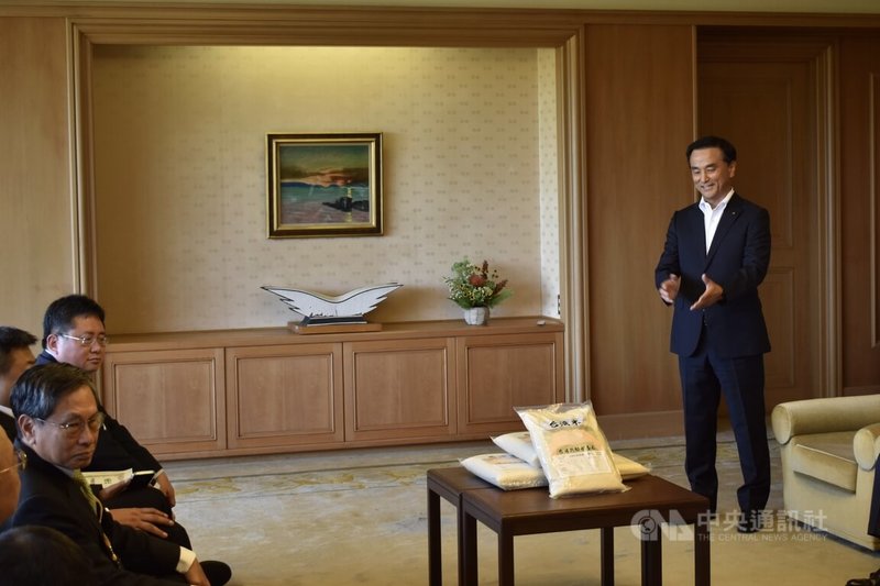 因應日本缺米,印太戰略智庫執行長矢板明夫等人發起活動,捐贈台灣米「台南11號」給日本山口縣,山口縣知事村岡嗣政(右)說,希望更頻繁與台灣交流。中央社記者高華謙攝 114年9月9日