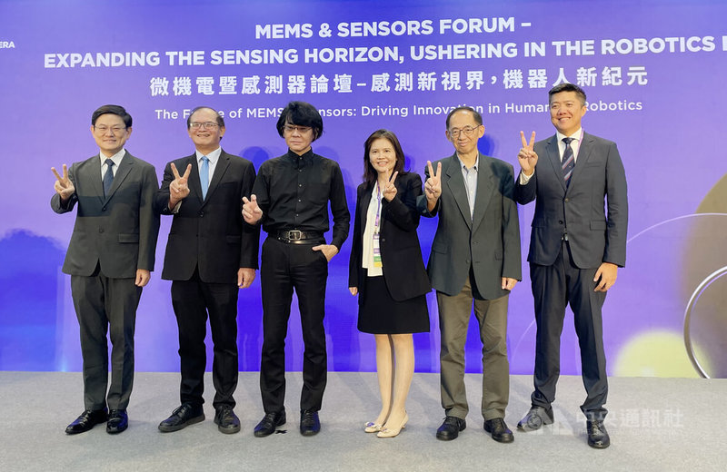 SEMI國際半導體展論壇9日持續登場,被譽為「日本人形機器人之父」的日本大阪大學教授石黑浩(左3),受邀演講暢談人工智慧時代下的機器人虛擬分身擬真(Avatar)應用願景。中央社記者鍾榮峰攝 114年9月9日