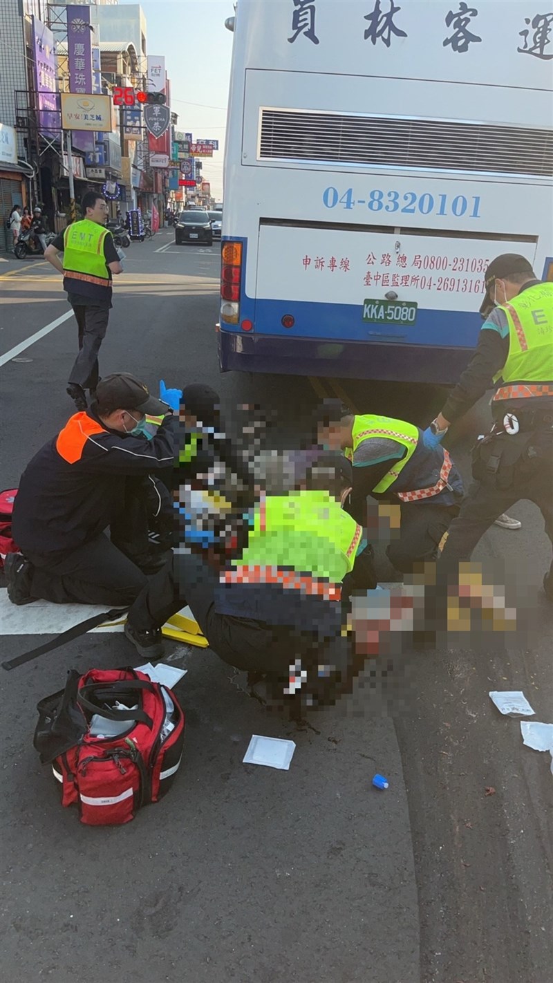 劉姓客運司機於民國113年2月1日行駛彰化縣溪湖鎮一處路口,撞上行人穿越道一對老夫妻,造成1死1重傷,彰化地方法院近日將肇事司機依犯過失致死罪處6月刑期,緩刑2年。(民眾提供)