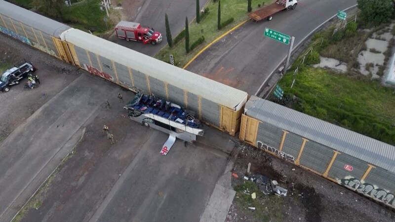 墨西哥市西北部小鎮8日發生交通事故,一輛雙層公車在鐵路平交道上遭一列貨運火車攔腰撞成兩半,造成至少10人喪生、55人受傷。(路透社)