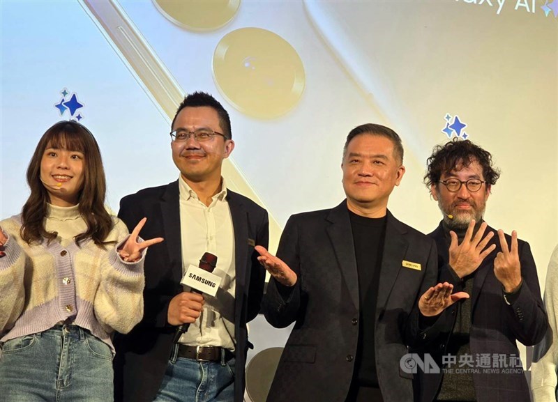 。 圖為台灣三星電子行動通訊事業部總經理陳啓蒙(右2) (中央社檔案照片)