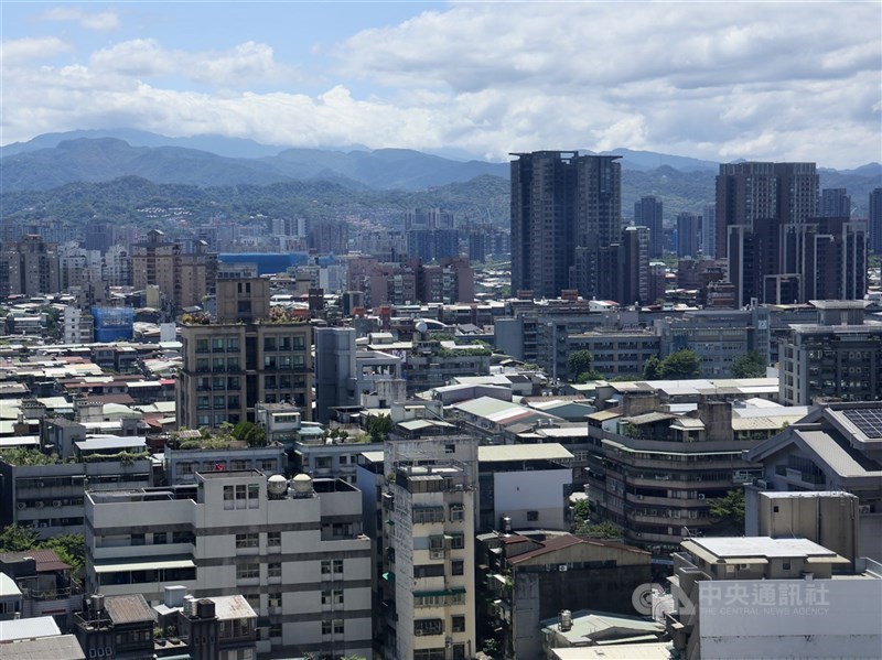 金管會表示,房貸壽險並非法令強制投保項目,銀行不得強制搭售,或以此作為核准房貸的必要條件,提醒民眾投保前,應依自身財務狀況與風險承擔能力評估是否有需求。(中央社檔案照片)