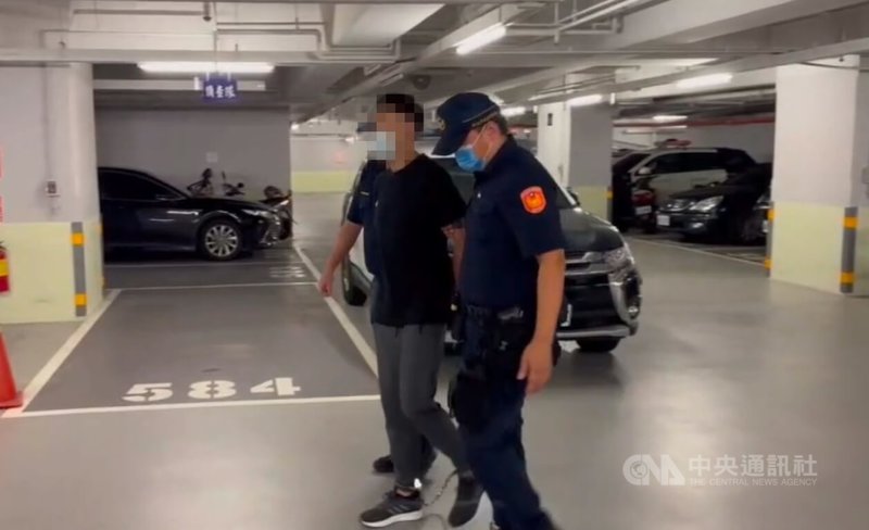 新北市新店區陳姓律師8日晚間在社區遭砍傷,警方獲報後循線鎖定同社區李姓男子涉重嫌,深夜將李男(左)逮捕並搜出開山刀及毒品,9日詢後依法送辦。(翻攝畫面)中央社記者趙敏雅傳真 114年9月9日