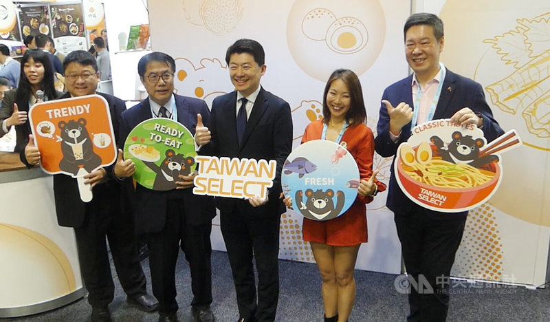 台南市長黃偉哲(左2)8日出席澳洲國際食品展(Fine Food Australia)台灣館的揭幕儀式。中央社記者丘德真雪梨攝 114年9月9日