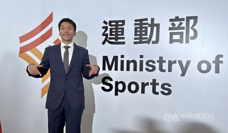 運動部9日在台大體育館進行揭牌暨布達典禮,首任部長李洋和運動部看板合影。中央社記者王飛華攝 114年9月9日