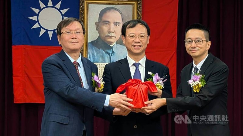 疾管署9日舉辦卸任、新任署長交接暨宣誓典禮,由衛福部長石崇良(中)擔任監交,前任署長莊人祥(左)將印信交給新任署長羅一鈞(右)。中央社記者曾以寧攝 114年9月9日