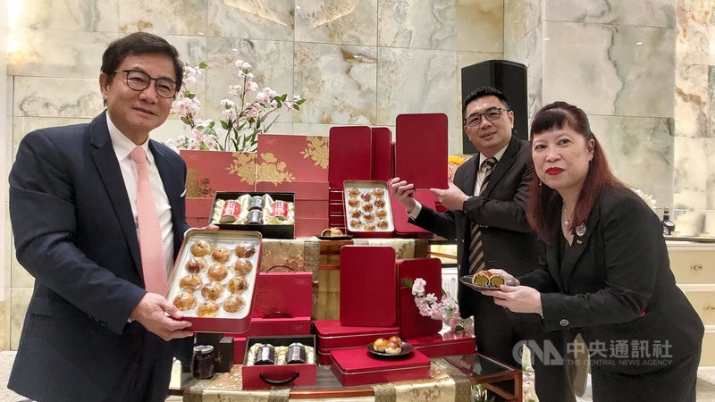 高雄中秋月餅市場競爭提前開打,有婚宴業者推出純手工自製蛋黃酥,跨足月餅禮盒市場。中央社記者蔡孟妤攝 114年9月9日