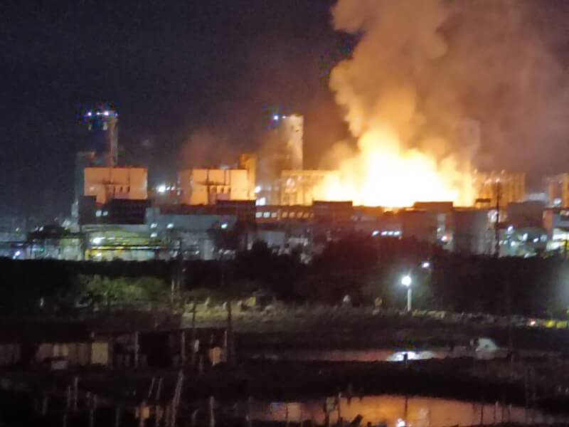 高雄興達發電廠9日晚間驚傳火警，現場火勢猛烈、濃煙沖天。高雄市消防局出動25車、57人趕赴現場搶救，目前尚未傳出人員受傷。（讀者提供）中央社記者張已亷傳真　114年9月9日