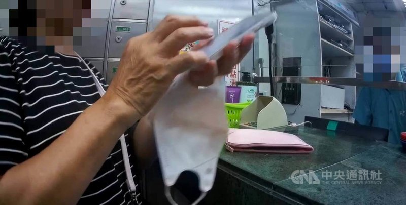 台中1名婦人(左)日前在網路認識自稱「高級體重管理師」的男網友,兩人聊得投緣她還認對方「乾兒子」,婦人到郵局要匯款新台幣10萬元購買,行員發現有異報案。(翻攝照片)中央社記者蘇木春傳真 114年9月9日