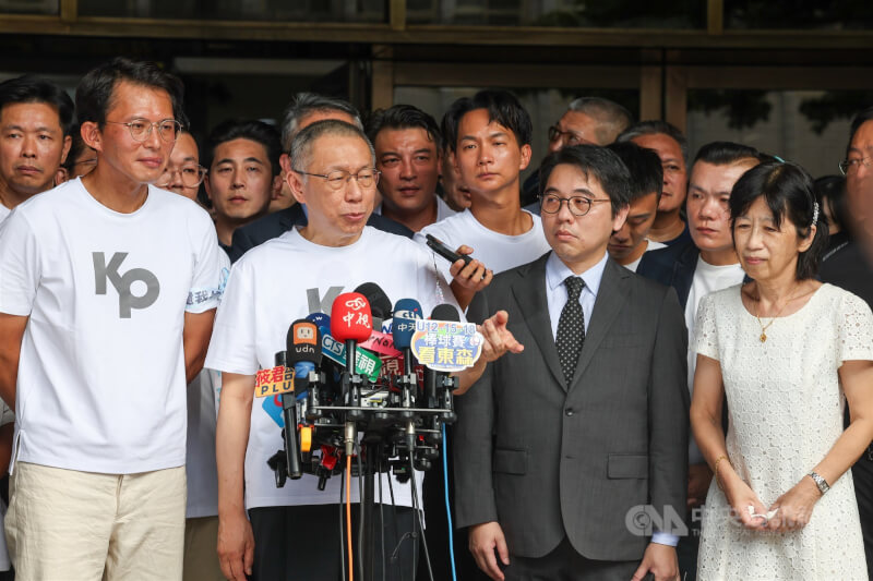 民眾黨前主席柯文哲(前左2)8日以新台幣7000萬元交保,下午離開台北地方法院,對外發表談話。中央社記者吳家昇攝 114年9月8日