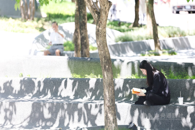 氣象署9日表示,未來一週天氣類似夏季型態,氣溫偏高、以午後雷陣雨為主,明天大台北、南高屏地區防攝氏36度以上高溫。圖為台北市中山區在樹蔭下乘涼的民眾。(中央社檔案照片)
