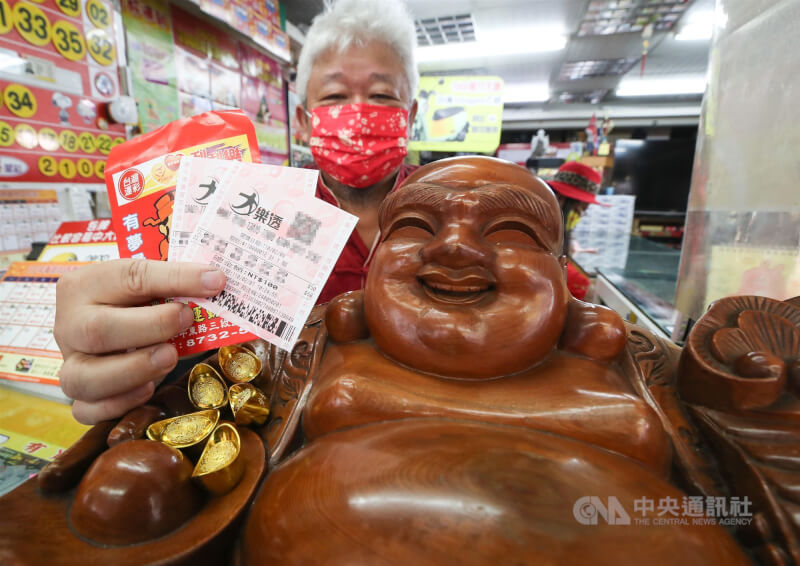 彩券行擺設財神求好運。(中央社檔案照片)