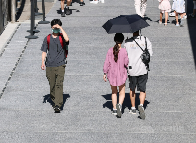 圖為台北華山文創園區午後往來人潮。（中央社檔案照片）